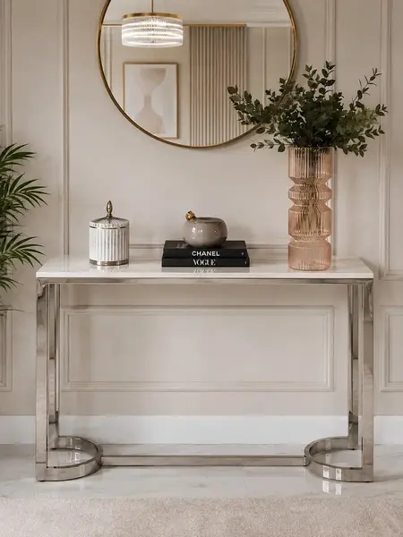 Widok z przodu nowoczesnej srebrnej konsoli glamour LOLA. Detal wykończenia od Primavera Home.