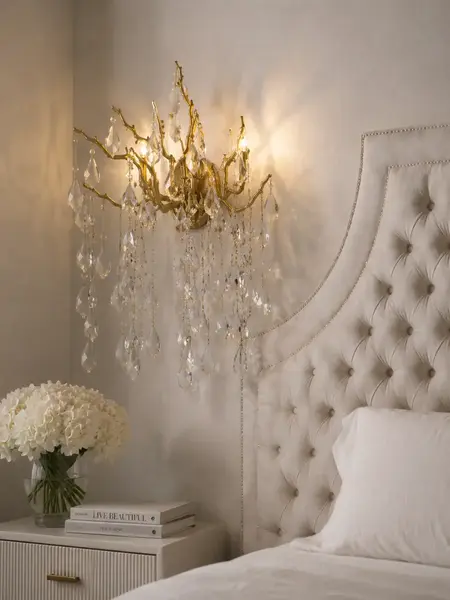Widok łóżka glamour tapicerowanego w stylowo urządzonej sypialni, idealnie łączącego komfort i elegancję. Meble na zamówienie od Primavera Home.