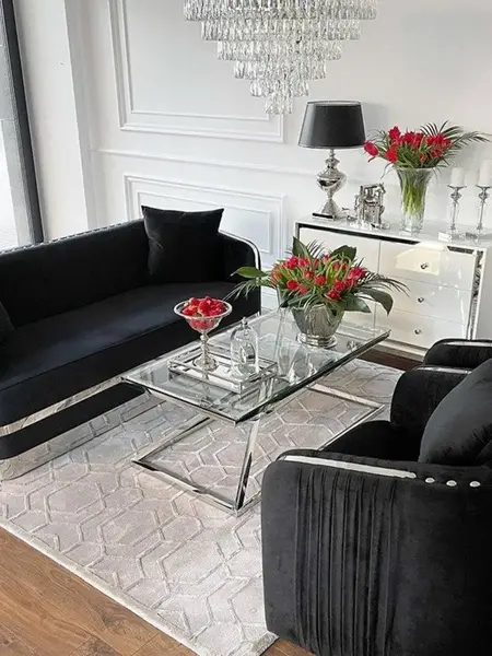 Sofa Glamour Madonna Czarna w ciemnym wnętrzu, kontrastowy design od Primavera Home.