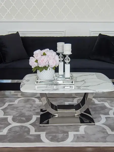 Sofa Glamour Madonna Czarna w designie pokoi gościnnych, elegancka opcja od Primavera Home.