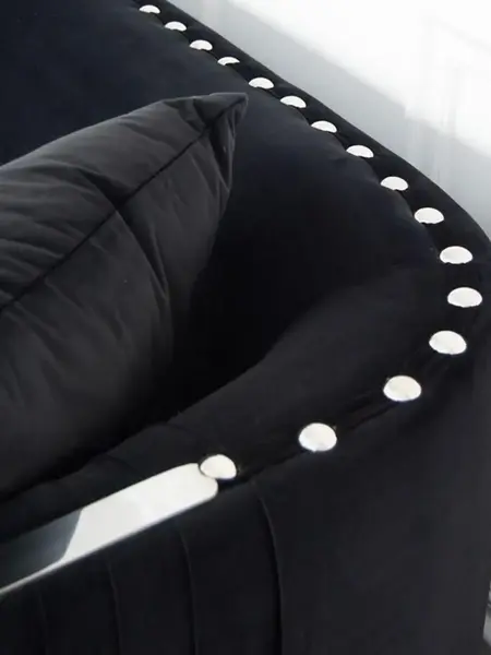 Sofa Glamour Madonna Czarna w intymnym kącie relaksu, wyjątkowy styl od Primavera Home.