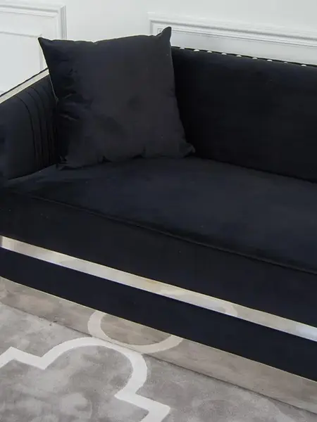 Sofa Glamour Madonna Czarna w otoczeniu żywych roślin, stylowa harmonia od Primavera Home.