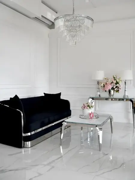 Sofa Glamour Madonna Czarna w aranżacji salonu, stylowy wybór od Primavera Home.