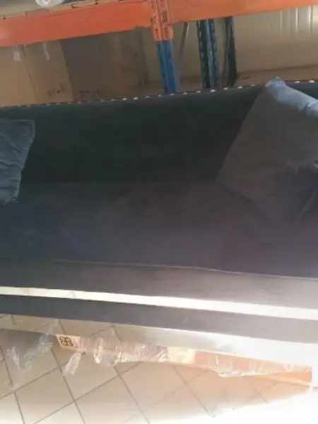 Sofa Glamour Madonna Czarna widok z boku, eleganckie wykończenie od Primavera Home.