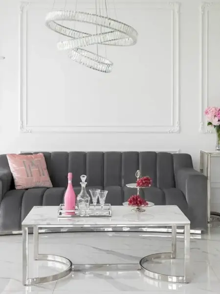 Sofa LONDON Nowoczesna w nocnej aranżacji, podkreślająca elegancję. Meble na zamówienie od Primavera Home.