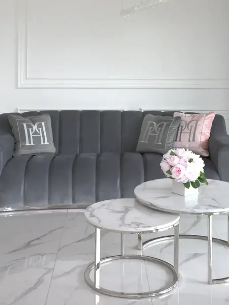 Sofa LONDON Nowoczesna z widocznością głębokości siedziska 68 cm. Meble na zamówienie od Primavera Home.