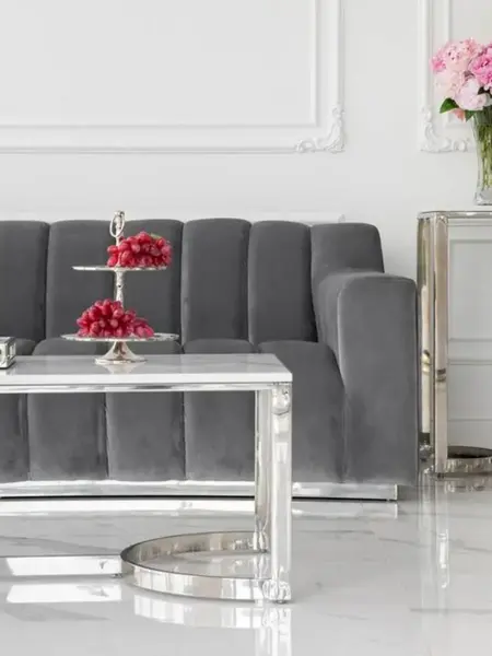 Sofa LONDON Nowoczesna z bliska, ukazująca eleganckie stalowe nogi. Meble na zamówienie od Primavera Home.