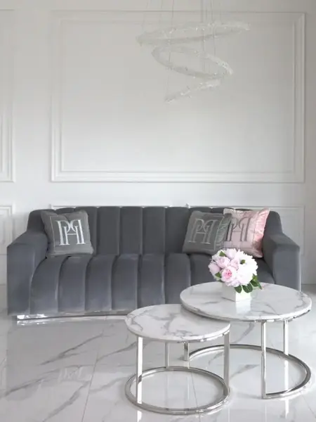 Sofa LONDON Nowoczesna zbliżenie na plamoodporną tkaninę welwetową. Meble na zamówienie od Primavera Home.