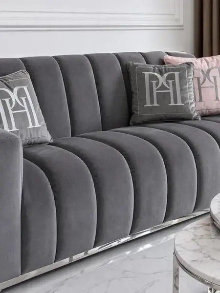 Sofa LONDON Nowoczesna w jasnym wnętrzu, idealna do każdego salonu. Meble na zamówienie od Primavera Home.