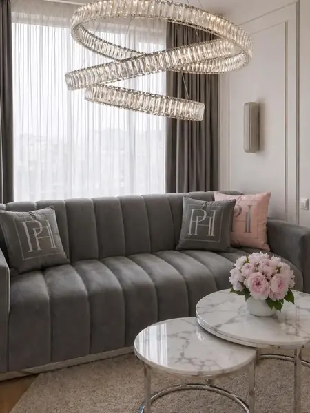 Sofa LONDON Nowoczesna widok z przodu, idealna do eleganckiego wnętrza. Meble na zamówienie od Primavera Home.