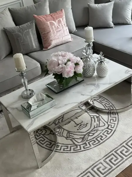 Widok z przodu stolika kawowego Lola srebrnego z białym blatem w salonie. Meble na zamówienie od PRIMAVERA HOME.