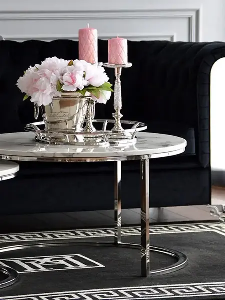 Widok okrągłego stolika kawowego srebrnego z marmurowym blatem 2w1 w świetle dziennym, podkreślający jego elegancję. Ekspozycja w salonie od Primavera Home.