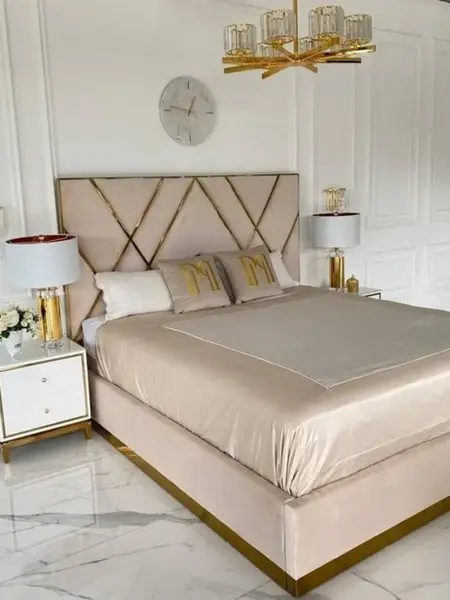Widok z dołu na szafkę nocną, podkreślający jej elegancję od Primavera Home.