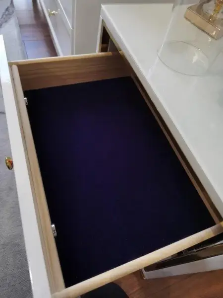 Minimalistyczny design szafki nocnej idealnie pasuje do nowoczesnych wnętrz z Primavera Home.