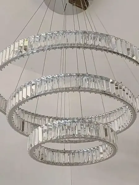 Zawieszony Żyrandol Kryształowy Eclipse L Ring Srebrny na jasnym suficie, stworzone dla eleganckiego wnętrza od Primavera Home.