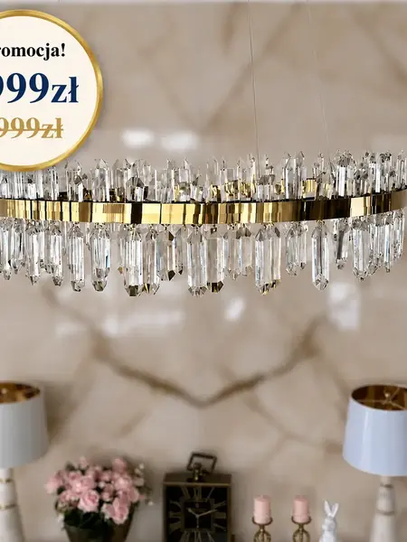 Żyrandol Kryształowy Bulgari Złoty umieszczony pod prestiżowym sufitem. Meble na zamówienie od Primavera Home.