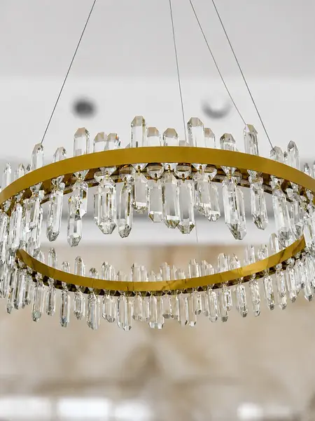 Widok z boku Żyrandola Kryształowego Bulgari Złoty, pokazujący jego elegancję. Meble na zamówienie od Primavera Home.