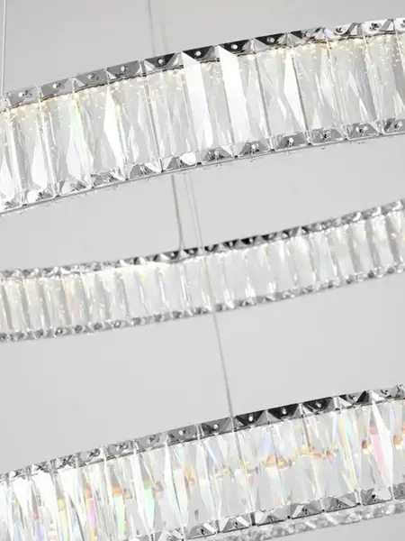 Żyrandol Kryształowy Srebrny Dwupoziomowy Crystal L w aranżacji w stylu glamour. Ekspozycja w salonie od Primavera Home.