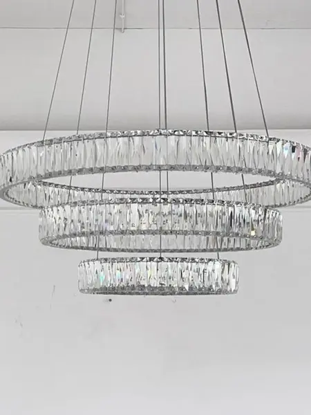 Stylowa aranżacja w eleganckim wnętrzu z dopasowanymi meblami. Żyrandol kryształowy od Primavera Home.