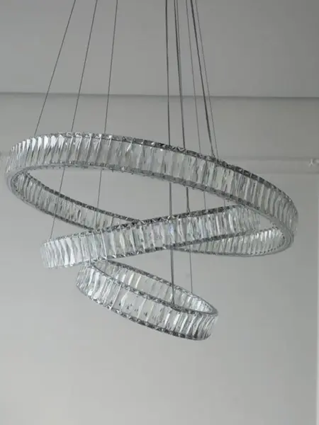 Żyrandol w towarzystwie eleganckich mebli na zamówienie. Primavera Home.