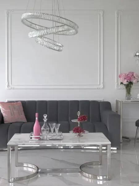 Perspektywa z góry, eksponująca eleganckie linie żyrandola. Primavera Home.