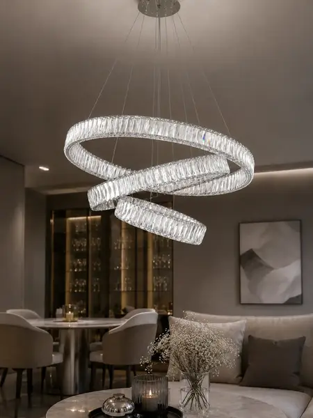 Prezentacja w showroomie, ukazująca walory estetyczne produktu. Żyrandol od Primavera Home.