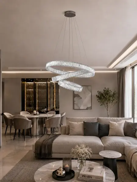 Elegancka perspektywa z boku, idealna na ekspozycję w salonie. Żyrandol kryształowy od Primavera Home.