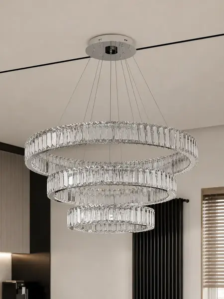 Stylizacja Żyrandola Kryształowego Eclipse L Ring Srebrny w eleganckim wnętrzu od Primavera Home.