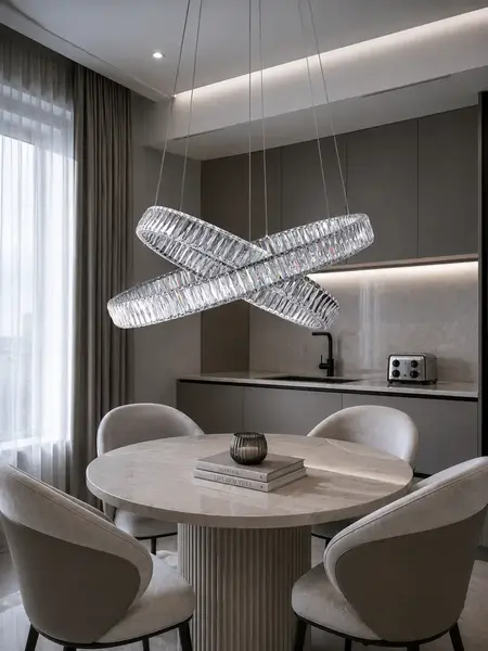 Perspektywiczne ujęcie Żyrandola Kryształowego Srebrnego Dwupoziomowego Crystal L w eleganckim otoczeniu. Aranżacja nowoczesnego wnętrza od Primavera Home.