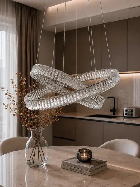 Stylizacja Żyrandola Kryształowego Srebrnego Dwupoziomowego Crystal L przy oknie. Detal wykończenia od Primavera Home.