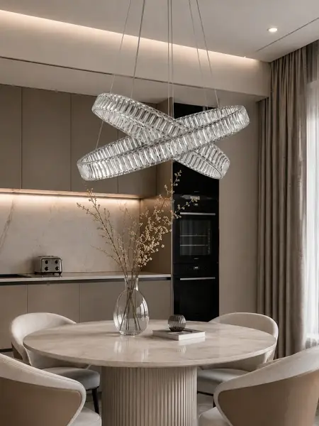 Widok z boku Żyrandola Kryształowego Srebrnego Dwupoziomowego Crystal L w eleganckim wnętrzu. Aranżacja nowoczesnego wnętrza od Primavera Home.