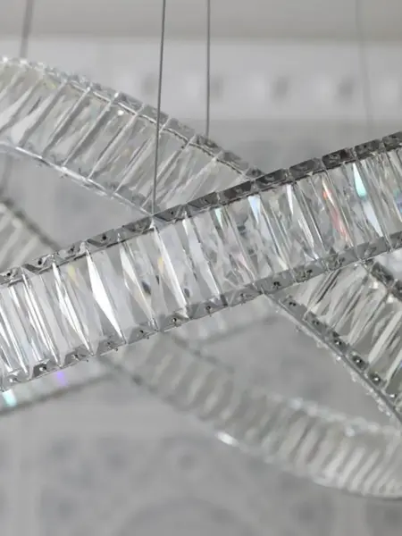 Detal ozdobny Żyrandola Kryształowego Srebrnego Dwupoziomowego Crystal L. Ekskluzywne meble na zamówienie od Primavera Home.