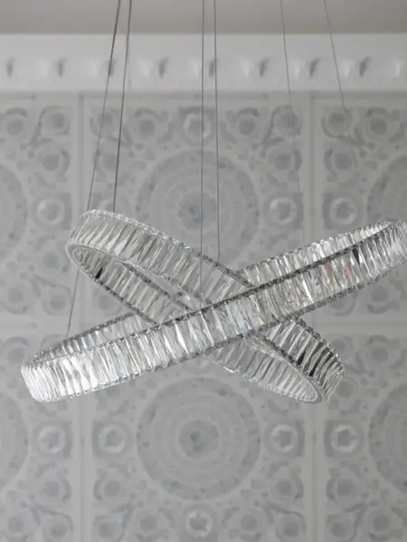 Ujęcie z bliska Żyrandola Kryształowego Srebrnego Dwupoziomowego Crystal L. Aranżacja nowoczesnego wnętrza od Primavera Home.