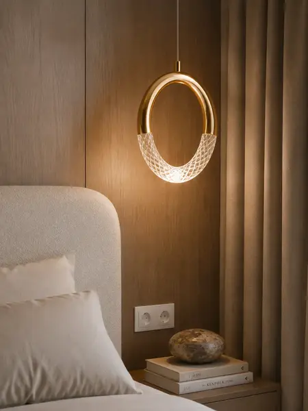 Zbliżenie na kryształowe detale Żyrandola Kryształowego Złotego Round Single. Cudowna elegancja od Primavera Home.