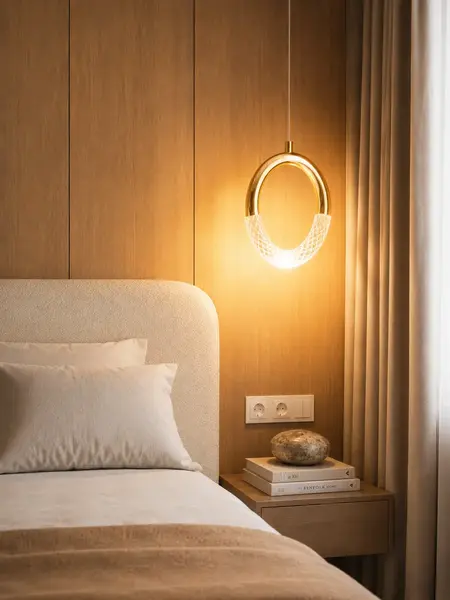 Elegancka aranżacja z Żyrandolem Kryształowym Złotym Round Single w roli głównej. Lampa od Primavera Home dla każdego wnętrza.