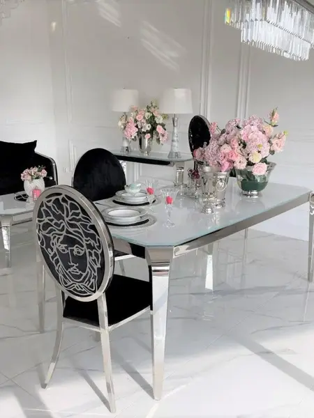 Krzesło glamour ustawione przy eleganckim stole, tworzące harmonijną całość. Meble na zamówienie od Primavera Home.