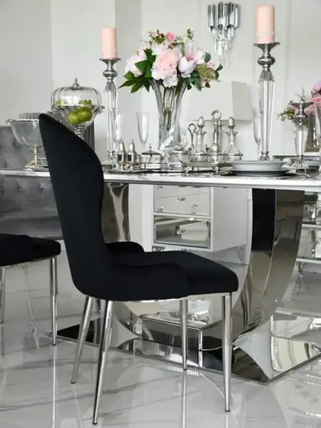 Aranżacja w biurze z ekskluzywnym krzesłem do jadalni glamour, w doskonałym dopasowaniu do nowoczesnego stylu od Primavera Home.