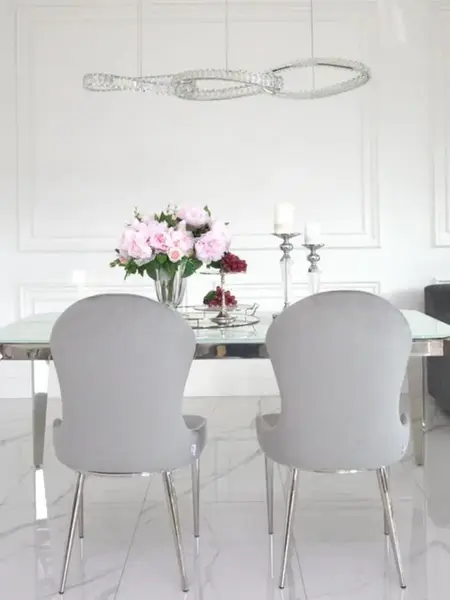 Ekskluzywne krzesło do jadalni glamour w ekspozycji nowoczesnego biura. Aranżacja nowoczesnego wnętrza od Primavera Home.