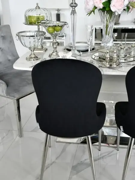 Ekskluzywne krzesło do jadalni glamour w ciemnym wnętrzu, podkreślające jego elegancję i styl od Primavera Home.