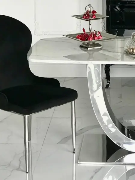 Widok od tyłu na ekskluzywne krzesło do jadalni glamour, które doskonale wpisuje się w eleganckie wnętrze od Primavera Home.