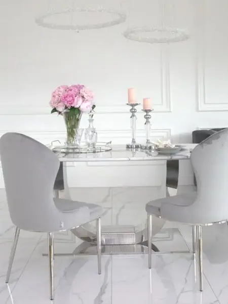 Ekskluzywne krzesło do jadalni glamour obok okna. Oświetlenie na zamówienie od Primavera Home.