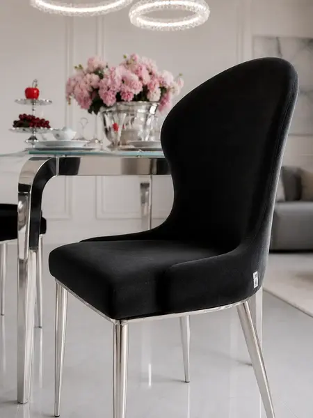 Aranżacja z ekskluzywnym krzesłem do jadalni glamour, podkreślająca elegancję wnętrza, wykonana przez Primavera Home.
