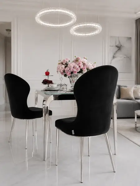 Ekspozycja w salonie z ekskluzywnym krzesłem do jadalni glamour, w stylu nowoczesnym od Primavera Home.