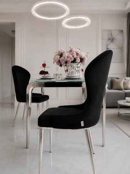 Ekskluzywne krzesło do jadalni glamour w jasnym wnętrzu, podkreślające detal wykończenia od Primavera Home.