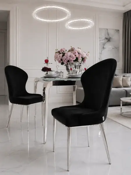 Widok z góry na ekskluzywne krzesło do jadalni glamour, doskonale komponujące się z aranżacją nowoczesnego wnętrza od Primavera Home.