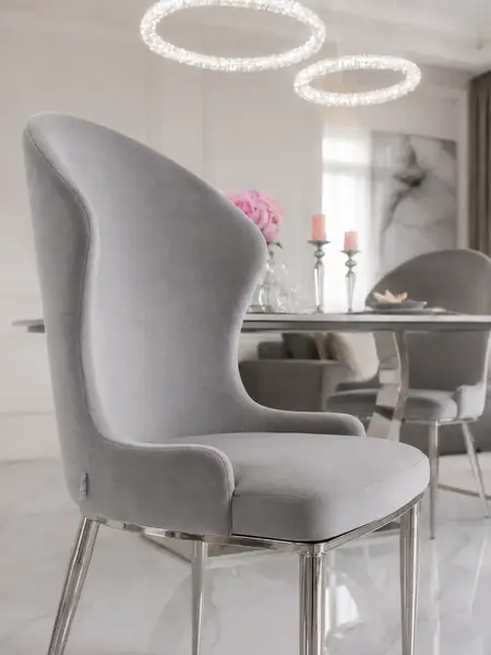 Cztery ekskluzywne krzesła do jadalni glamour ustawione razem. Ekspozycja w salonie od Primavera Home.