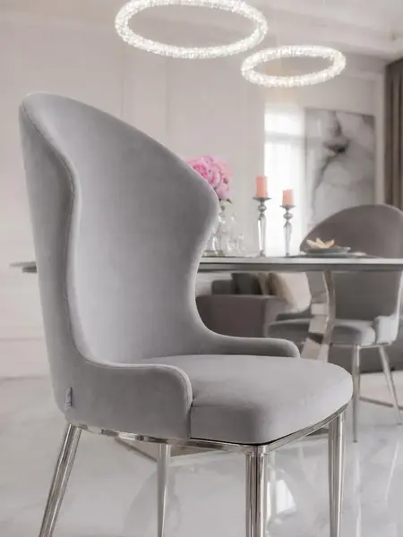 Ekskluzywne krzesło do jadalni glamour w ekspozycji showroomowej. Meble na zamówienie od Primavera Home.