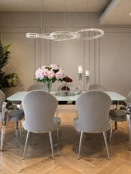 Ekskluzywne krzesło do jadalni glamour przy intymnym oświetleniu. Ekspozycja w salonie od Primavera Home.