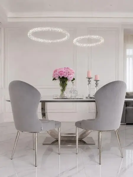 Perspektywa ekskluzywnego krzesła do jadalni glamour w eleganckim wnętrzu. Aranżacja nowoczesnego wnętrza od Primavera Home.