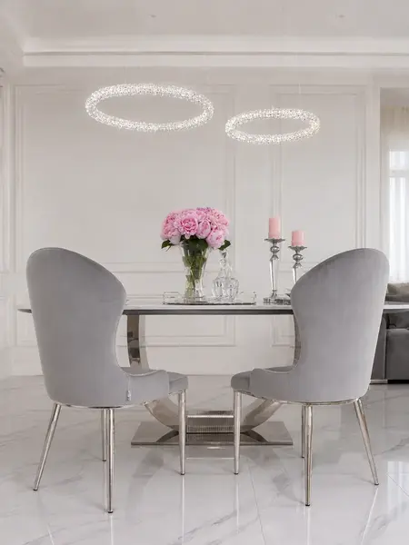 Ekskluzywne krzesło do jadalni glamour ukazane z boku. Detal wykończenia od Primavera Home.